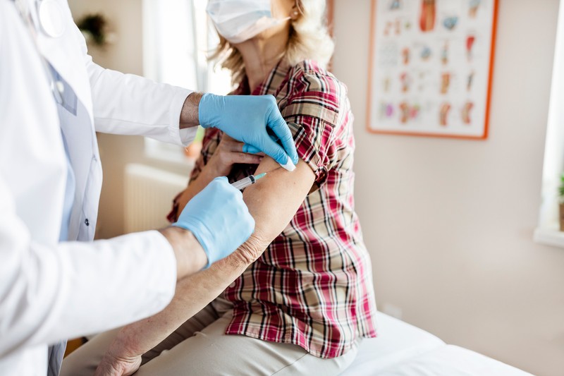 Pfizer: több antitest termelődik, ha a 2. dózist 12 hétre adják be