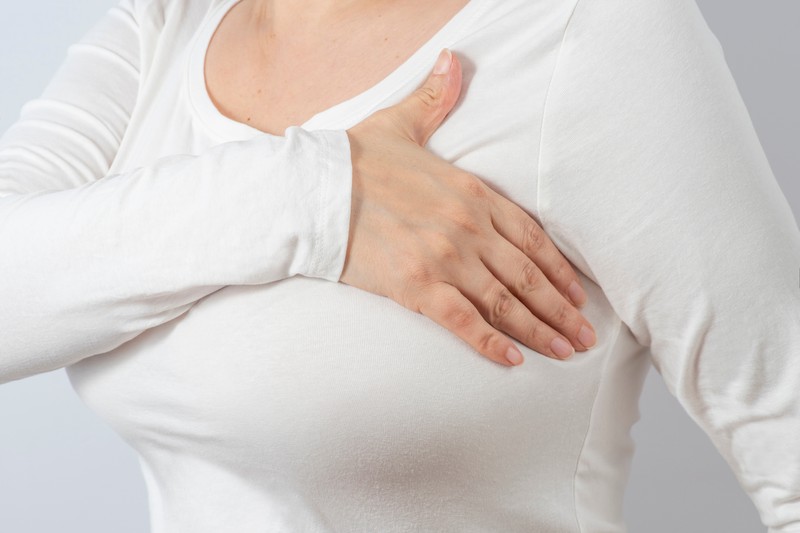 Ezért fáj, feszül a mell menstruáció előtt