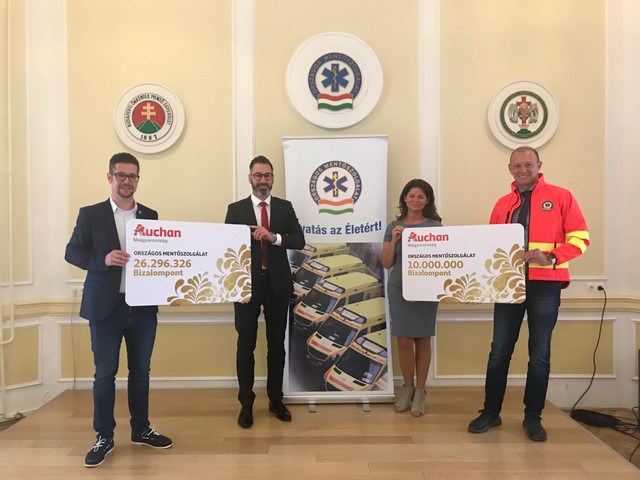 Az Auchan és vásárlói 18 millió forintnyi adományt adtak át a mentőknek