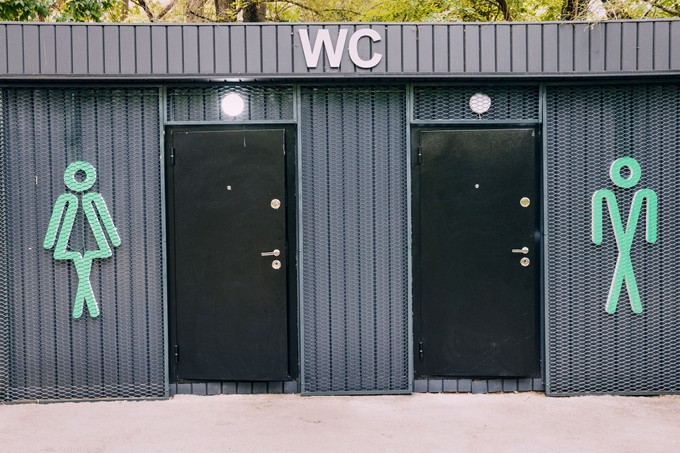 5 aranyszabály, amit jobb betartani, mielőtt idegen helyen használná a mosdót! című cikk nyitóképe