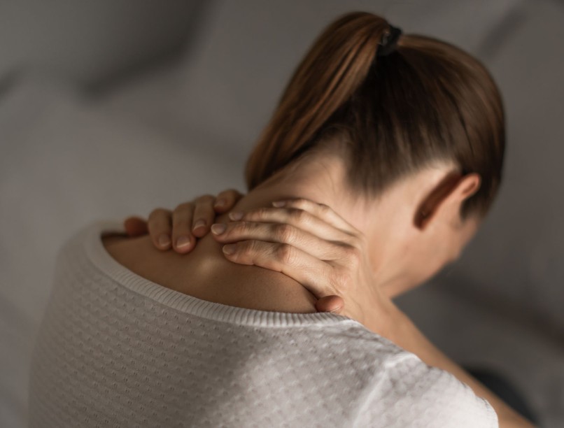 A tartós stressz tarkótáji fájdalom formájában is jelezhet. / Fotó: Shutterstock
