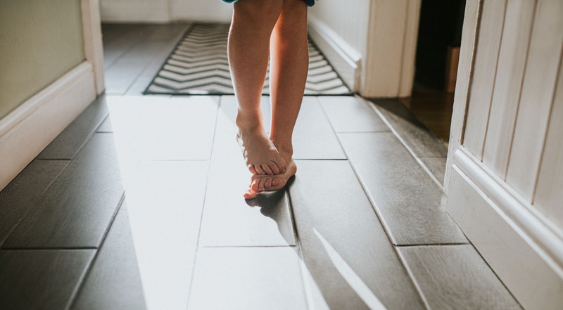 Kisfiamnak kéz-láb-száj betegsége volt bőrtünetekkel, engedhetem strandolni? Az orvos válaszol