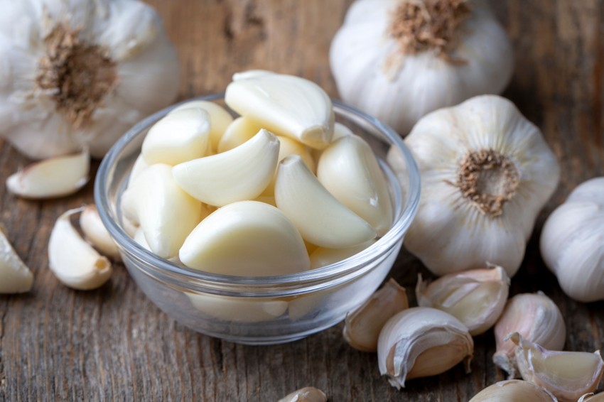 A fokhagyma prebiotikumai erősítik az immunrendszert és hozzájárulnak a bélrendszer természetes védelméhez.