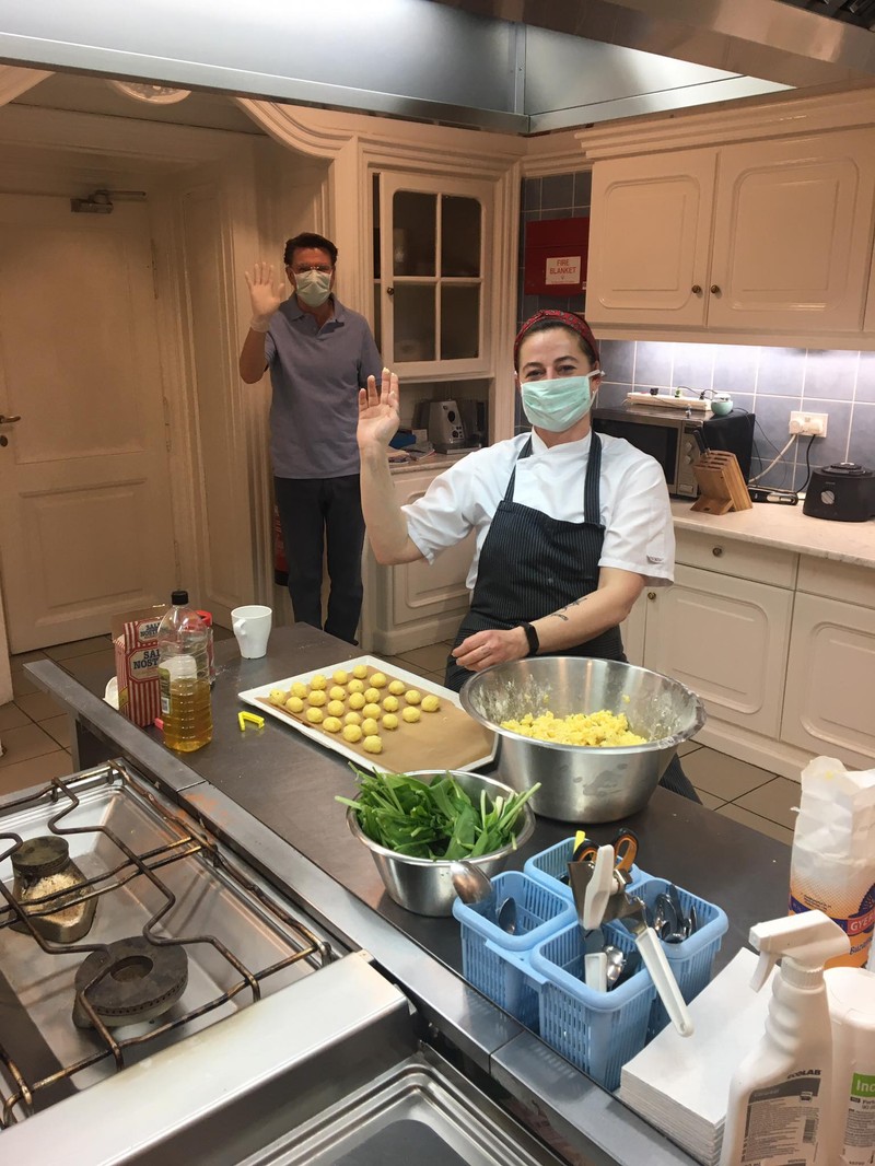 Ebédet főz a brit nagykövetség a Szent László Kórház dolgozónak