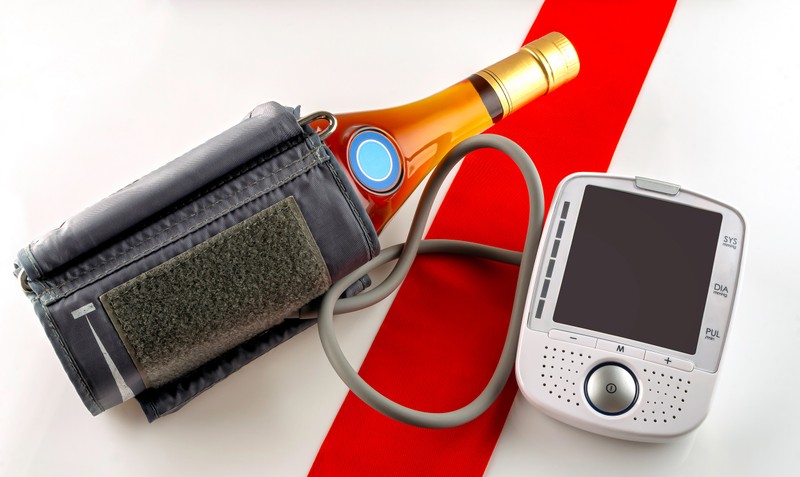 Veszélyes alkoholt inni vérnyomáscsökkentő, vagy szívgyógyszer mellett?