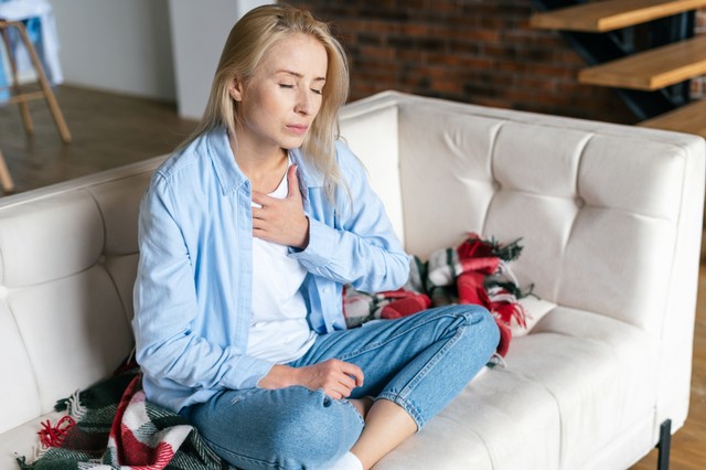A jobb oldalon fáj a mellkasa? Szívbetegség is kiválthatja