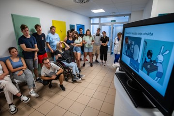 A 21 Nő az egészségügyért alapítvány mentorált diákjainak a látogatása a Heim Pál Országos Gyermekgyógyászati Intézetben.