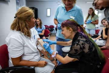 A 21 Nő az egészségügyért alapítvány mentorált diákjainak a látogatása a Heim Pál Országos Gyermekgyógyászati Intézetben.