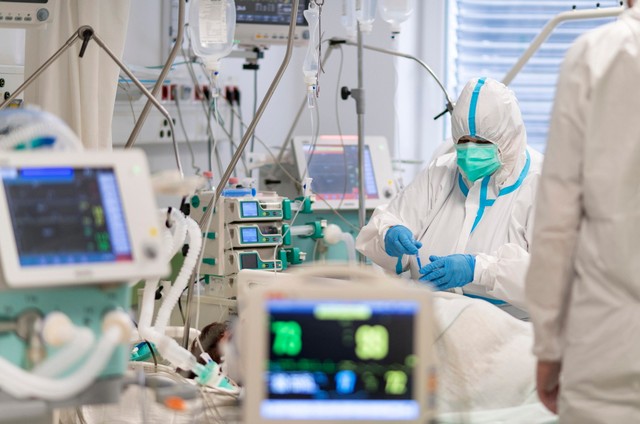 Merkely: a szombaton elhunyt 19 betegből senki sem volt beoltva