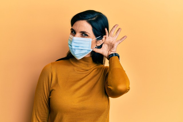 Ezért veszi le a patikában a maszkot, ha rosszul hall!