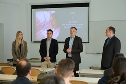 Az újonnan felújított tanterem átadása és a folyamatos együttműködés fontos lépés a Sanofi hosszú távú célja felé, mely a következő generációk tudásának és készségeinek fejlesztését tűzte ki célul. 