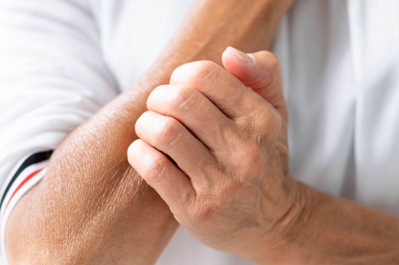 Viszketés, sárgás szín, kiütések - ezekkel jelezheti a bőr a vesebetegséget