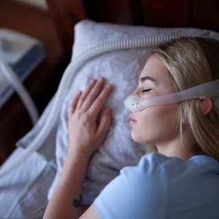 Alvási apnoé: így állítsa be a CPAP készüléket című cikk nyitóképe