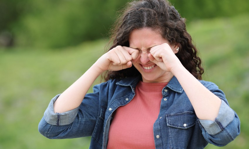 Pollenszezonban sokan tapasztalják, hogy a szemük viszket, bevörösödik, könnyezik. A szemtünetek önállóan is jelentkezhetnek, de általában az allergiával összefüggő egyéb tünetek, orrfolyás, tüsszögés, orrdugulás és orrviszketés is kísérik.