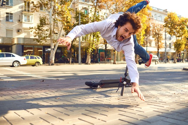 Elektromos roller: az épségünk is számít - melyik típus kinek való? Így válasszon életkor alapján