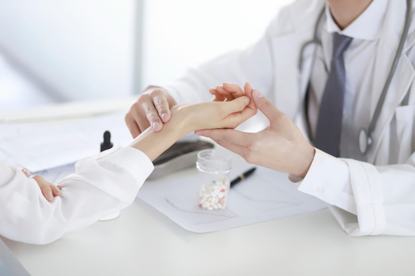 Szapora szívverés, erős izzadás és gyakori fejfájás - ez a 3 jel sokféle betegséget jelezhet. Ilyen, amikor tumor áll a háttérben.