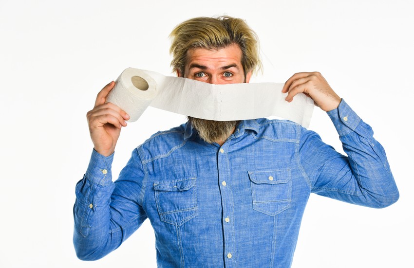 A spárgában található aszparaginsav lebomlása során illékony kénvegyületek, például metántiol, dimetil-szulfid és dimetil-szulfoxid keletkeznek. Ezek a vegyületek a vizelettel ürülnek ki, és felelősek a jellegzetes szagért. A szag általában az étkezés után 15–30 percen belül jelentkezik, és akár 14 órán át is érezhető maradhat.