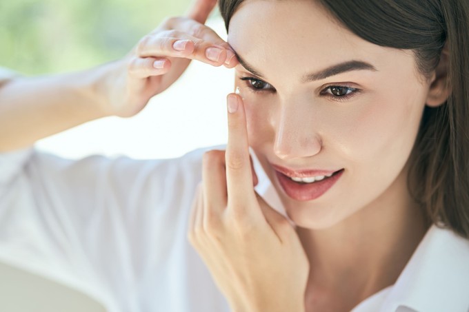 Kontaktlencse nyáron: így óvja a szemét a hőségben, vízparton és nyaraláskor című cikk nyitóképe