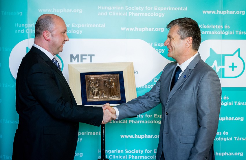 Az 1996-ban alapított „Év Gyógyszere” szakmai elismeréssel évről-évre a korszerű, hatékony készítményeket tünteti ki a Magyar Kísérletes Klinikai és Farmakológiai Társaság. A pályázatok értékelését külső szakértők bevonásával külön Bíráló Bizottság végzi, az általuk elkészített szakvélemény ismeretében pedig az MFT Vezetőség javaslata alapján a közgyűlés dönt arról, hogy az adott évben mely készítmény kapja meg a díjat. Az elismerést május 10-én, a Semmelweis Egyetemen vehette át az AstraZeneca Kft. képviselője.