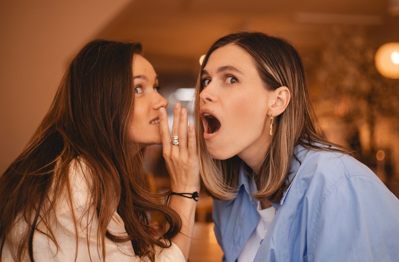 "Csak egy kis pletyka" – mégis tönkretehet egy életet! Így működik a karaktergyilkosság