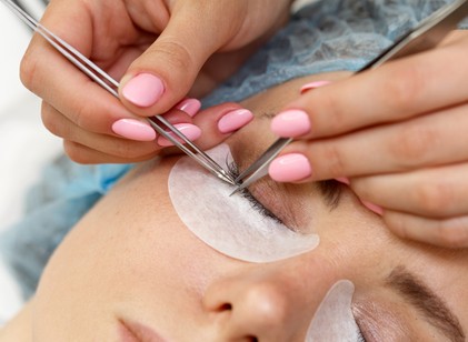 Mennyire ártalmas valójában az épített műszempilla? című cikk nyitóképe