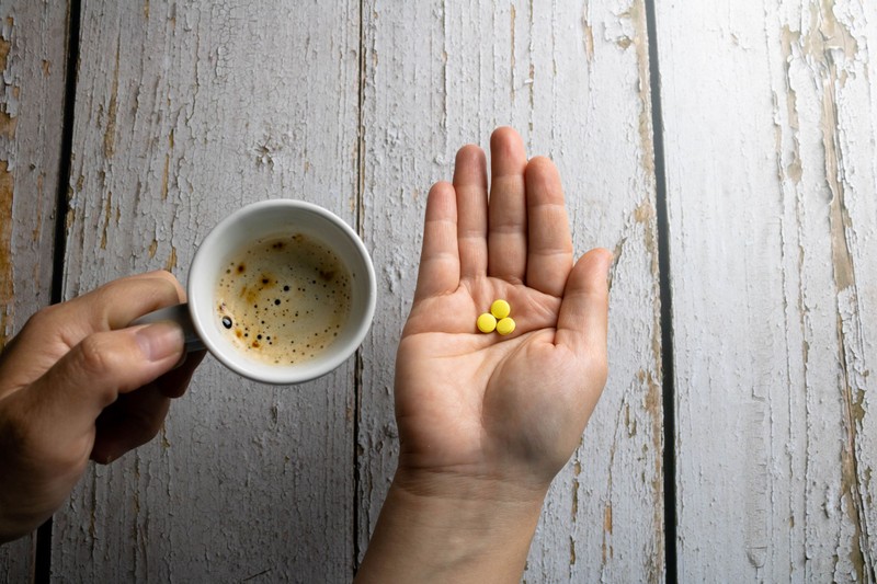 Bizonyos gyógyszerek nem kompatibilisek a koffeinnal – ezek a veszélyes párosok, amiről még a reggeli kávéja előtt tudnia kell