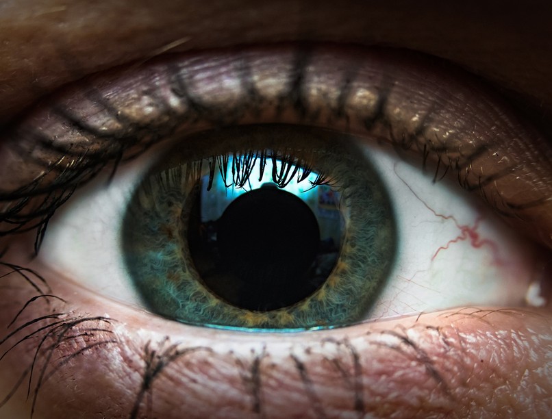 kitágult pupilla nagy szemek vonzalom betegség jele