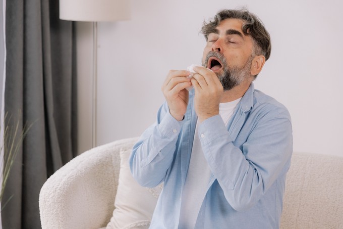 Vajon mennyit ér az, ha tüsszentéskor a szánk elé tarjuk a kezünket? című cikk nyitóképe