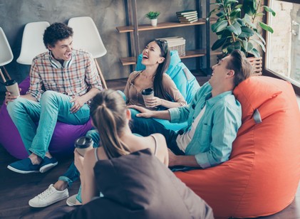 Röhögőgörcs, nevetés komoly helyzetekben: mást is jelenthet, nem csak az empátia hiányát vagy udvariatlanságot című cikk nyitóképe