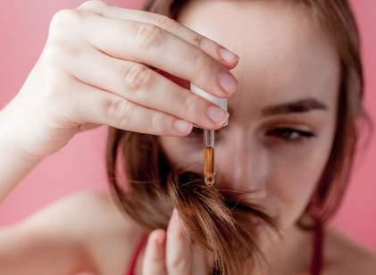 Mitől dúsul meg a haj? A tudomány szerint ebben a módszerben még meg lehet bízni című cikk nyitóképe