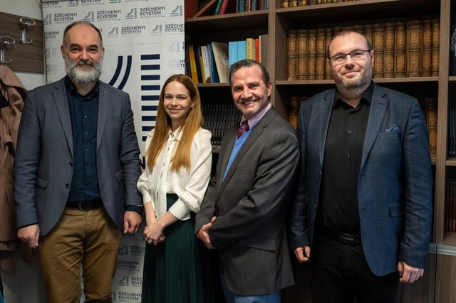 Digitális gyermekvédelem: amerikai professzor is előadott a Széchenyi István Egyetemen