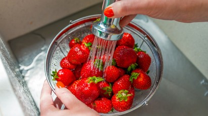 Ha így mossa meg az epret, láthatja, hogy vannak-e benne rovarok című cikk nyitóképe