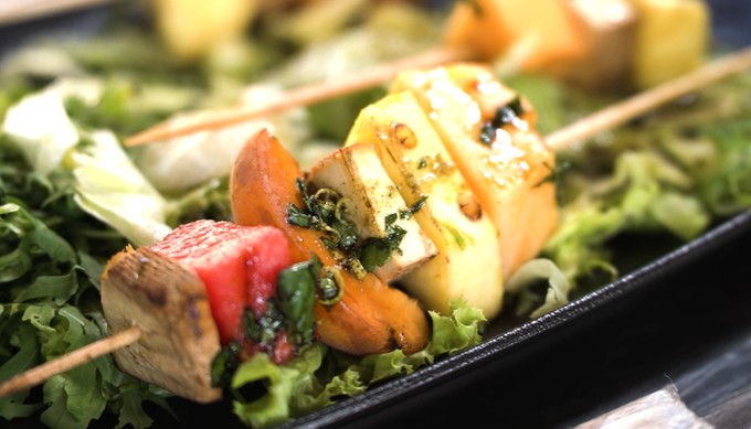 Tofu, gyümölcs, zöldség: egy egészséges grillmenü titkai lépésről lépésre című cikk nyitóképe