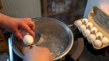 Mi történik a tojással főzés közben? Ezért lesz teljesen más a lágy tojás, a kemény tojás és az omlett című cikk nyitóképe