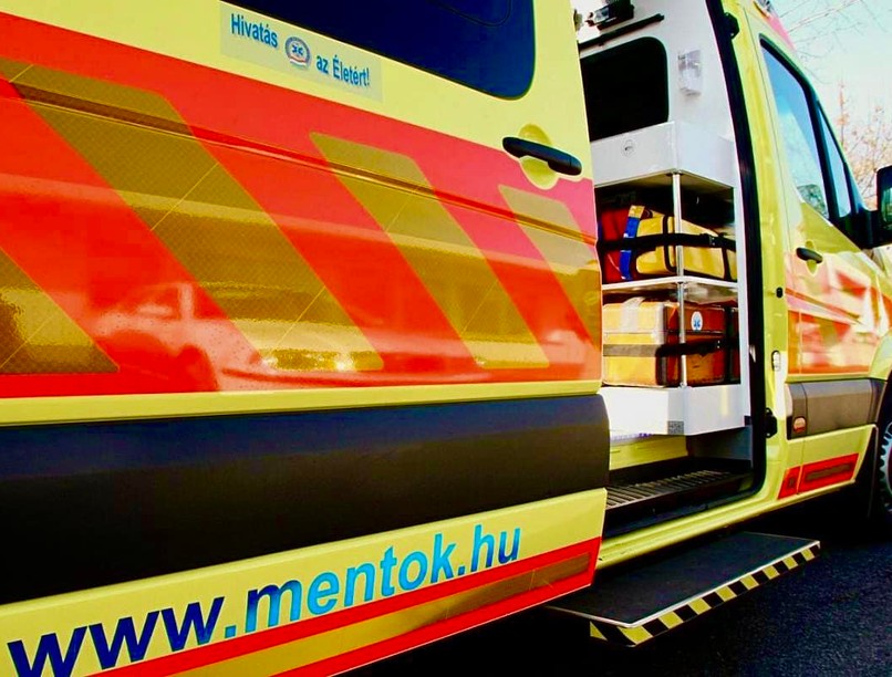 hősies életmentés  villamosmegálló mentők sürgősségi