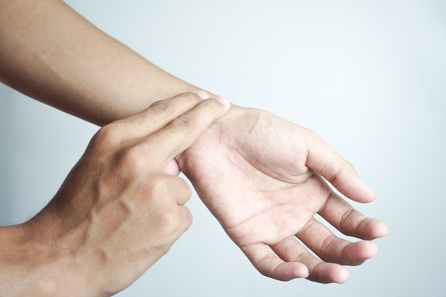 Hirtelen kiugró, illetve lassan emelkedő pulzus - az orvos szerint ezek állhatnak a hátterében