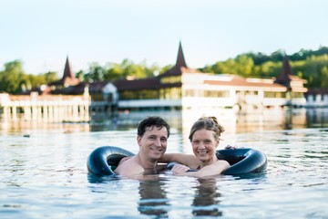 Páratlan pársosítás: a nászút kiválasztásánál sok nagyon fontos szempont kerül előtérbe: szép legyen a környezet, közel legyen a tengerpart, legyenek kirándulási lehetőségek, legyen wellnessrészleg a szállodában. Ehhez is kiváló választás a Hévízi-tó.