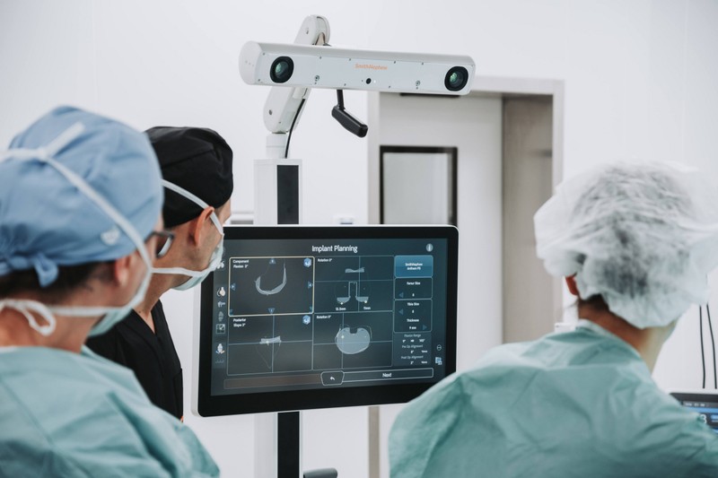 Áttörés a térd- és csípőprotézis műtétekben: AI-t használó robot segíti az orvosokat