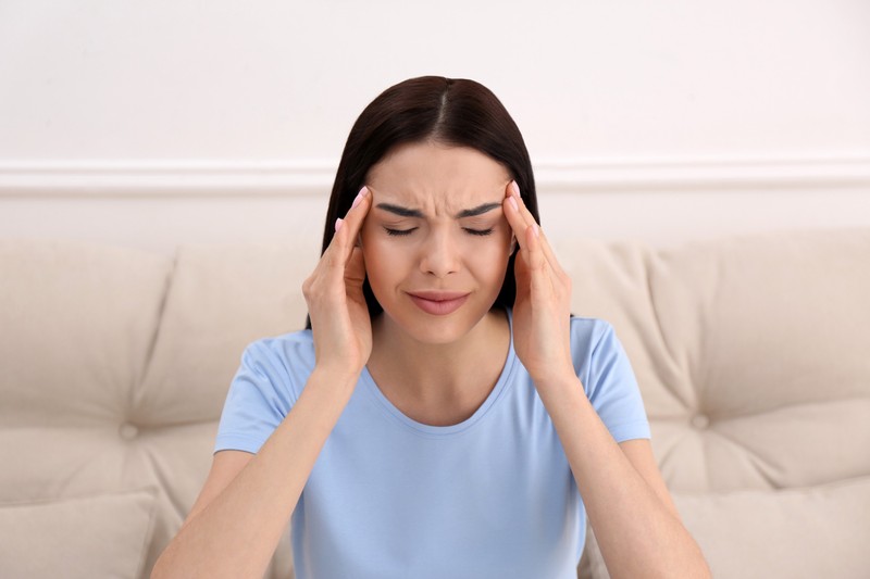 Abbahagytam a fogamzásgátló szedését, azóta fáj a fejem és hőhullámaim vannak, mi okozza? Az orvos válaszol