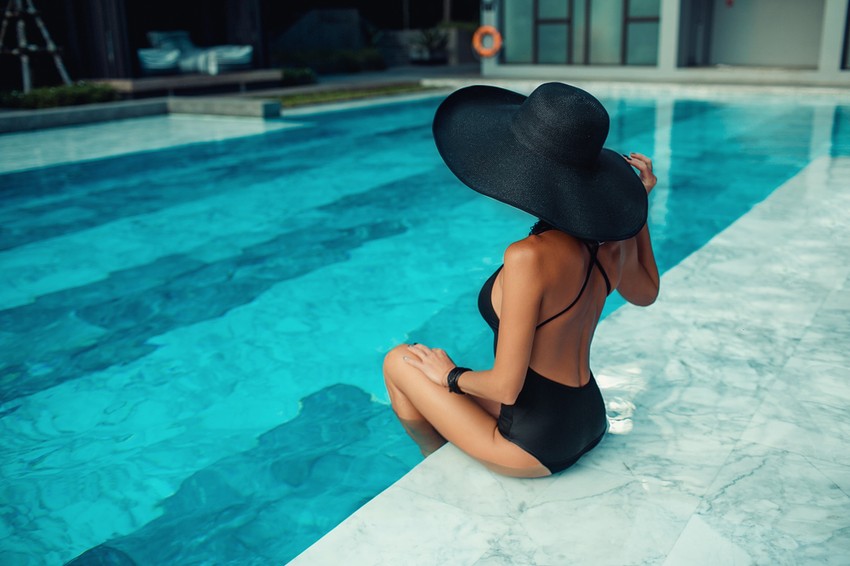 Tévhit, hogy strandolást követően az uszoda vizétől vagy a természetes vizekben való fürdőzéstől alakulnak ki a kellemetlen panaszok, sokkal inkább a vizes fürdőruhától és annak viselésétől!