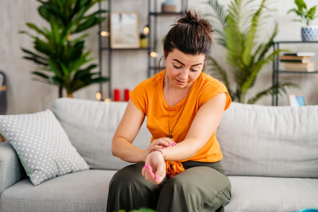 Korpásodás, hajhullás, viszketés: a bőrgyulladás jellegzetes tünetei lehetnek