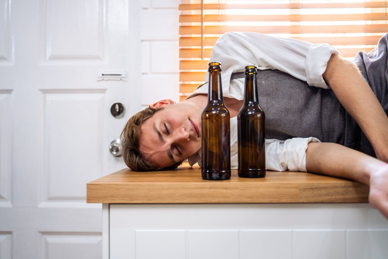 Ezért üti ki jobban az alkohol, ahogy telnek az évek