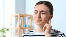 A legtöbben azt hiszik, a fülzúgás csak egy idegesítő apróság, pedig súlyos betegséget is jelezhet! című cikk nyitóképe