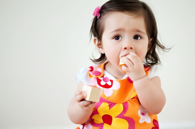 Lehet, hogy a gyermekem lenyelt egy élesebb darabot egy díszből - mit tegyek? Az orvos válaszol   című cikk nyitóképe