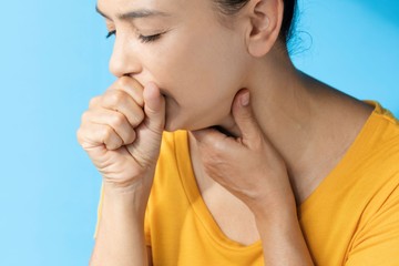 Vészhelyzet otthon: ezt tegye, ha egyedül van és torkán akadt a falat - nézze meg a videót!