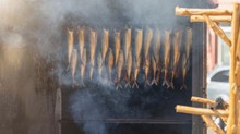 A füstölés árnyoldala – rákkeltő vegyületek is kerülhetnek a füstölt halakba című cikk nyitóképe