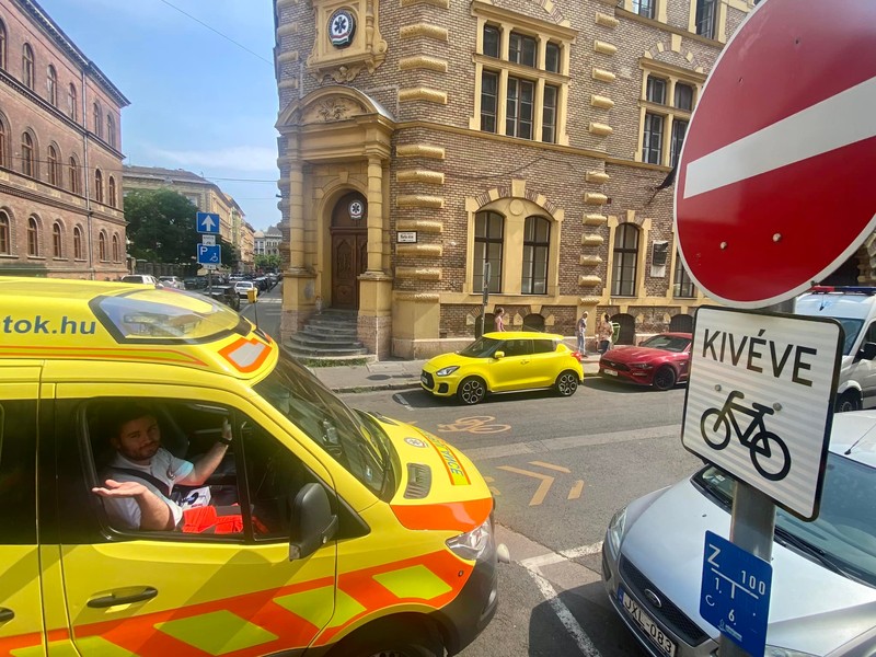 Csak szabálytalanul tudják megközelíteni a mentősök a mentőállomást Budapesten, ez az oka