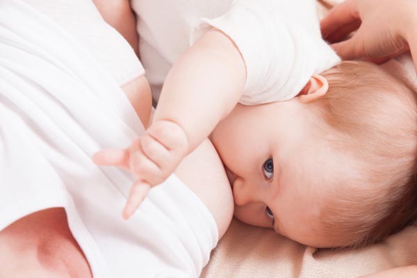 A szoptatás megvédi az újszülöttetet a káros mikroorganizmusoktól