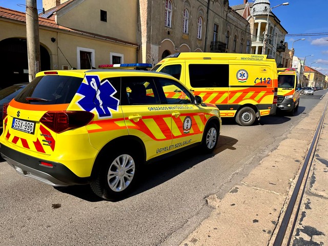 Mellkasához kapott, majd összeesett egy férfi Debrecenben az utcán