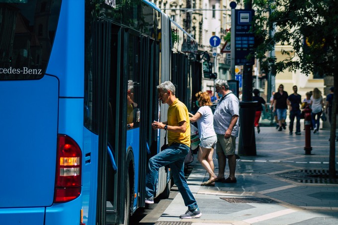 Életmentés egy budapesti buszmegállóban című cikk nyitóképe